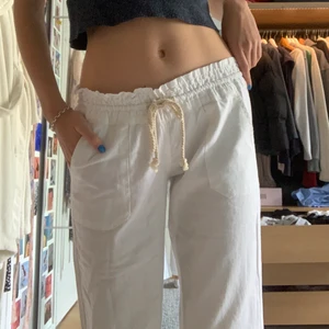 Roxy linne byxor  - Säljer mina linnebyxor från Roxy då dom är för korta på mig som är 180 cm! Dom är helt oanvända och prislappen sitter fortfarande kvar. Hör av er angående frågor eller fler bilder 💖. Om flera är intresserade blir det budgivning! OBS! Buda med minst 10kr. Budgivningen avslutas 30/8 18:00! 