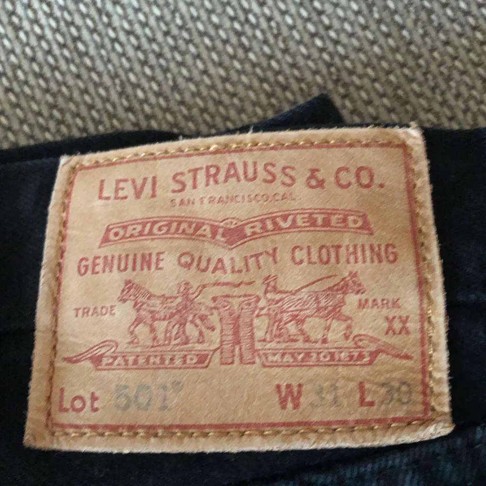 Säljer min killes Levis jeans för dom har blivit för små , använda några gånger men ändå bra skick , köparen står för frakten💖. Jeans & Byxor.
