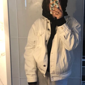 Vit jeansjacka  - Vit jeansjacka Passar perfekt nu till hösten! Köpt på Nelly och är i storlek 36 men är oversize🤍 skulle säga att skicket är som nytt, köparen står för frakt! Pris går å diskutera!