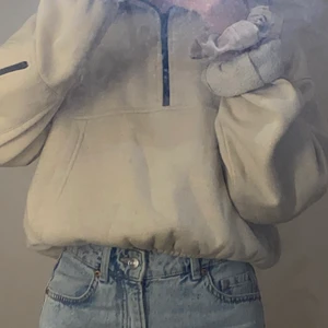 Tjocktröja  - En beige tjocktröja från prettylittlething i storlek S använt runt 5 gånger och är i väldigt bra skick 60kr + frakt