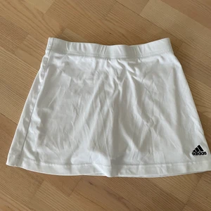 Vit tennis kjol från adidas  - Säljer denna vit tennis köpen från adidas i st: xs,  som är använd ett fåtal gånger.                                                        Köparen står för frakten 💗