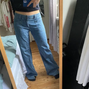 Baggy jeans - Svin snygga baggy jeans som är perfekta för någon som är längre! Är själv 171cm och dom är väldigt långa på mig! 