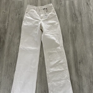 Visa jeans zara  - Helt nya jeans från zara! Säljer pga fel storlek. Bara testade.