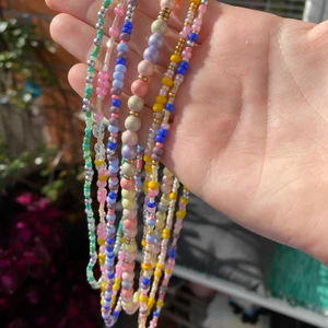 Halsband - Egengjorda halsband av elastisk tråd! 70kr st + 12kr frakt. Går även att få i andra färger, designer och storlekar :)