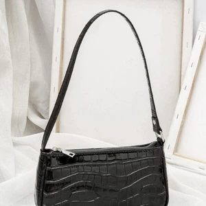 Svart axelväska - Använd endast 1 gång. Väldigt bra skick. 