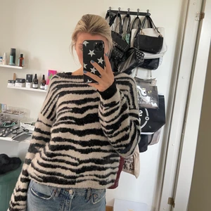 Stickad tröja - Super super skön och mjuk i från stratavius tror jag!❤️ klippte bort lappen tidigare. Storlek 36/38