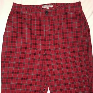 Röd rutiga byxor  - Röda rutiga byxor ifrån pull&bear. Testade men aldrig använda! Möts helst upp i Uppsala men kan skicka om köparen betalar frakt <3