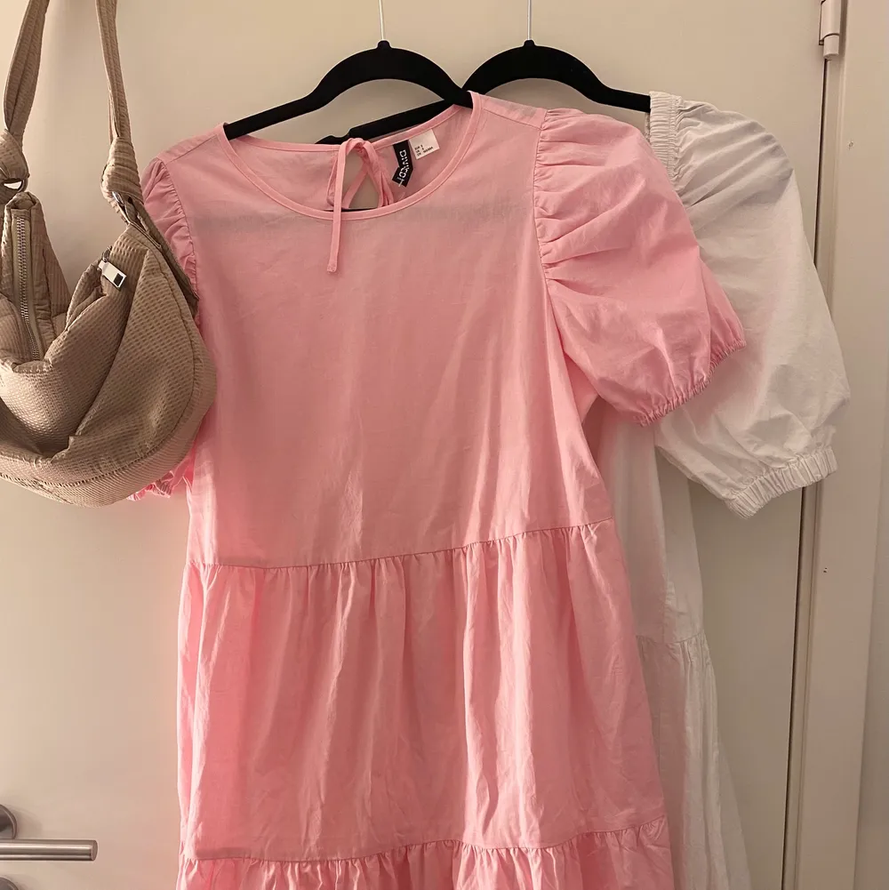 Gullig rosa klänning, storlek S. Säljer då den aldrig kommit till användning tyvärr💘. Klänningar.
