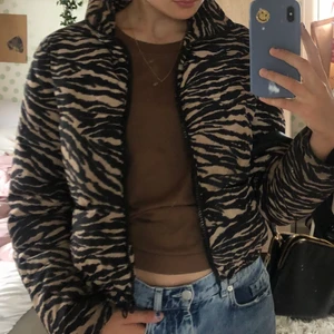 Jacka i Zebra- mönster från HM - En snygg bombajacka/ dunjacka i Zebra mönster från HM. Använde som både höst och vinterjacka några få gånger. Jackan är i väldigt bra skick! Säljer pågrund av att den börjar bli för liten. Original pris- 400 kronor 🦓💋 OBS FRAKTEN INGÅR I PRISET