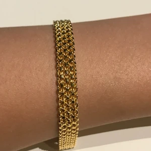 Mini x länk  - Säljer ett armband jag köpte på namnet.nu. Armbandet är i 925 silver pläterat i 22k guldplätering. Längd är 18+3cm.  Säljer den då det inte går att retunera på grund av att jag brytit förpackningen. Armband aldrig använd, köparen står för frakt. 