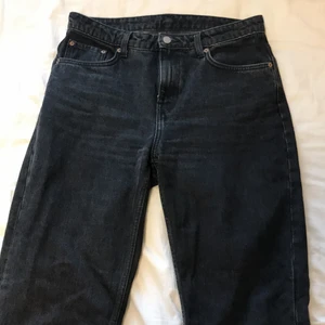 Weekday jeans storlek 30/30 - Jag säljer nu mina weekday jeans då jag inte använder dem längre. De är i modellen ”voyage” och är i storlek 30/30. Det är något små i benen för mig som är 175 men tror dem skulle sitta bättre i längden  någon som är under 170. De är ca 1,5-2 år gamla och inte alls mycket använda eller tvättade. Mycket bra skick. Köpte dessa på rea för 300kr.