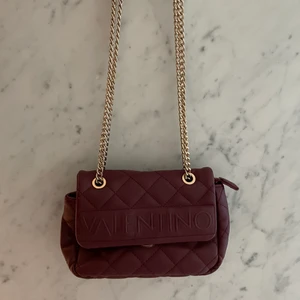 Valentino By Mario, väska  - Vinröd Axelremsväska med gulddetaljer!