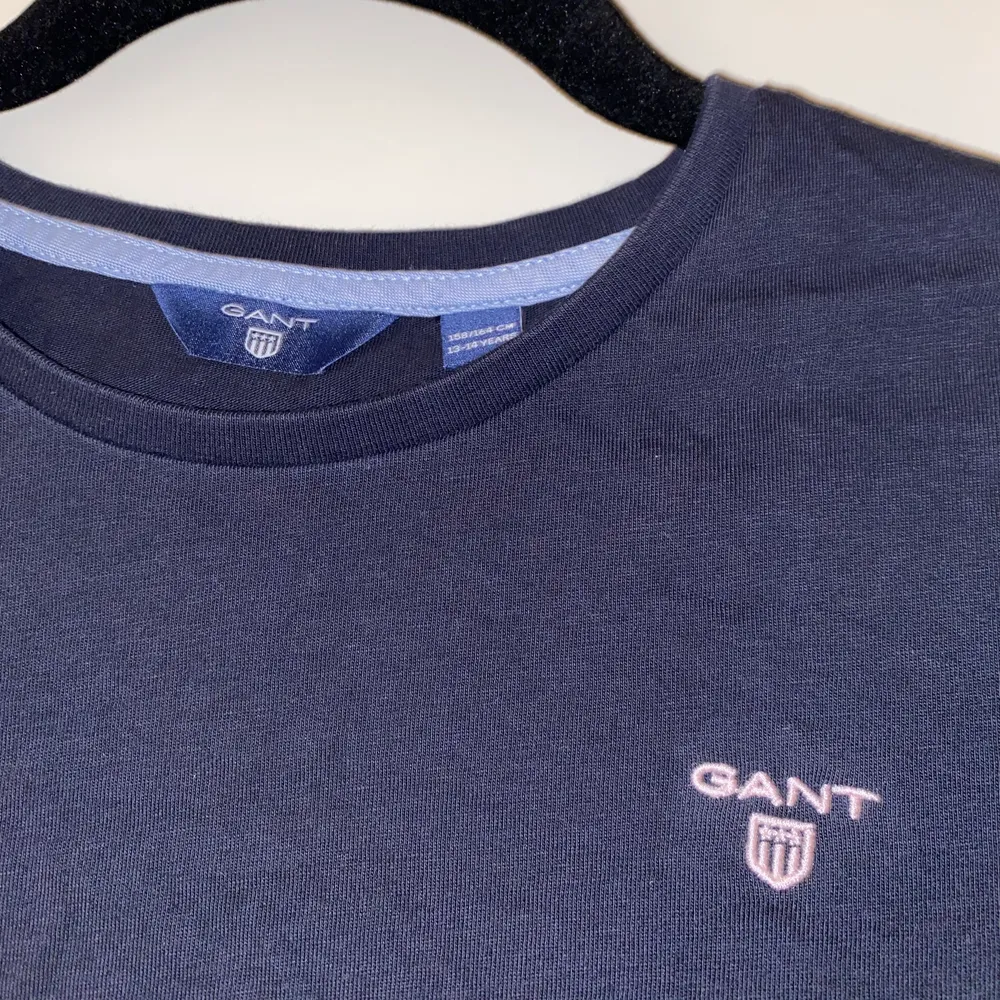 Fina långärmad t-shirt från Gant. Den har blivit för liten för mig. Säljer för 180kr+ spårbar frakt på 66kr💙. Tröjor & Koftor.