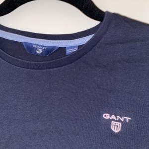 Fina långärmad t-shirt från Gant. Den har blivit för liten för mig. Säljer för 180kr+ spårbar frakt på 66kr💙