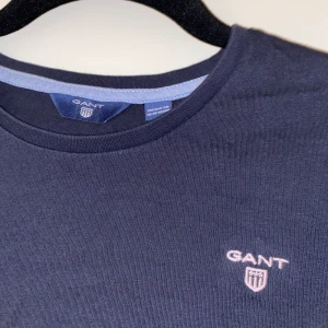 Gant tröja  - Fina långärmad t-shirt från Gant. Den har blivit för liten för mig. Säljer för 180kr+ spårbar frakt på 66kr💙
