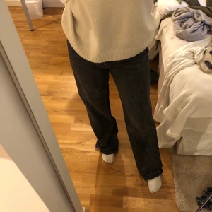 Grå zara jeans - Säljer dessa gråa populära zara jeansen. De är helt slutsålda och säljs inte längre. De är i bra skick och är avklippta för mig som är 170cm💕