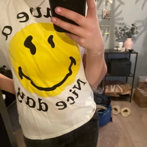 Smiley tröja - Säljer denna helt slutsålda t shirt från zara så fin!❤️