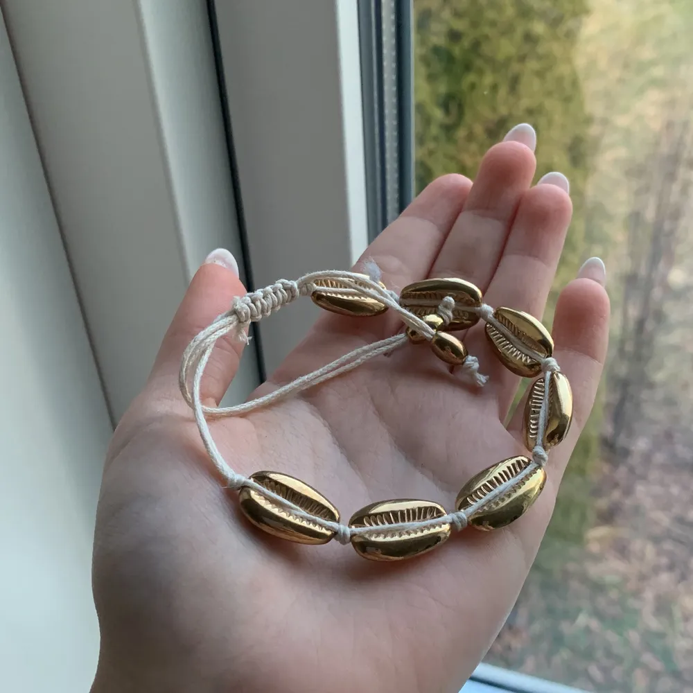 gulligt armband som inte kommer till användning, med små guldiga snäckor 🤍🐚. Accessoarer.