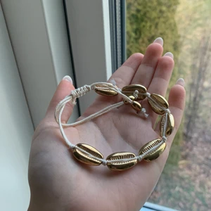 armband  - gulligt armband som inte kommer till användning, med små guldiga snäckor 🤍🐚