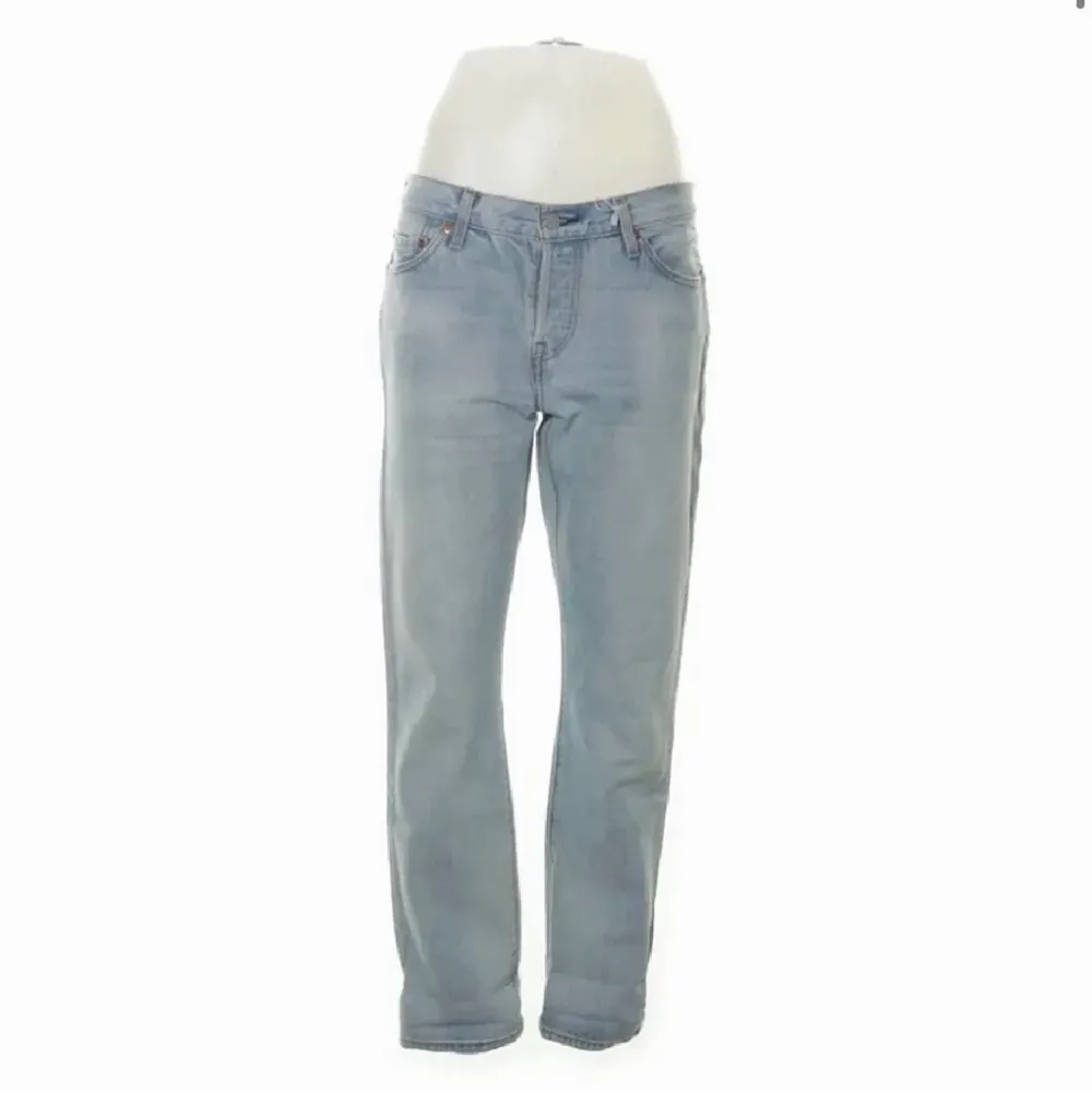 Ett par riktigt snygga lågmidjade Levi’s jeans, 501 herrmodell. De är insydda i midjan men lätt att sprätta bort om man skulle vilja det!. Jeans & Byxor.