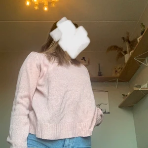 Stickad tröja  - En baby rosa tunn skön stickad tröja den är använd men inte mycket och har inga fläckar hör av er om ni är intresserade!💕, den kan skickas men då står köparen för frakten 💕