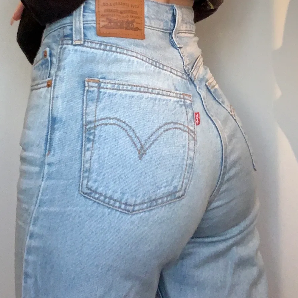 Säljer nu mina älskade levis jeans då dem ej kommer till användning. Perfekta i längden pp mig som är 164. Använda några gånger men inget som syns. Köpta i levis butik för ca 1200. Hör gärna av dig vid frågor!!❤️. Jeans & Byxor.