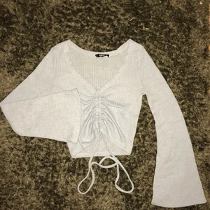 Blå tröja  - Blå tröja med vida armar och snörning vid mage och bröst 