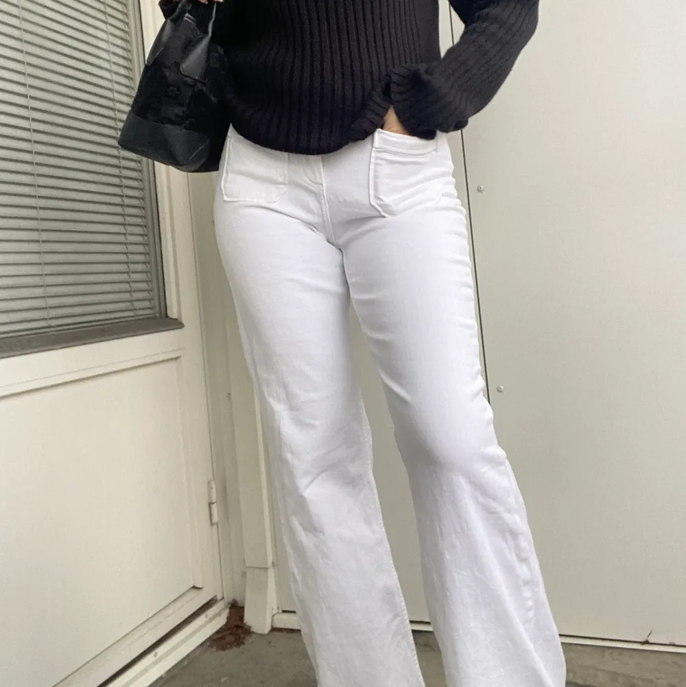 Säljer mina vintage Vita jeans som är i fint skick och är stretchiga 🤍 De sitter väldigt bekvämt och formar sig efter kroppen. Köparen står för frakten, eller mötas upp i Helsingborg. Säljs för 200kr men vid flera intressen så budar man💕. Jeans & Byxor.
