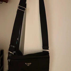 Prada nylon väska - Säljer min Prada väska som jag inte använt det senaste så tänker sälja den. Kan fixa mer bilder om det behövs!