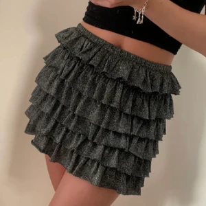 Festkjol - Säljer denna superfina kjol från zara som jag köpt på plick. Säljer den eftersom den inte kommer till använding längre! Vissa volanger har gått sänder, skriv privat för bilder💓(lånad bild men köpte av den tjejen som la ut bilden) BUD: 150kr