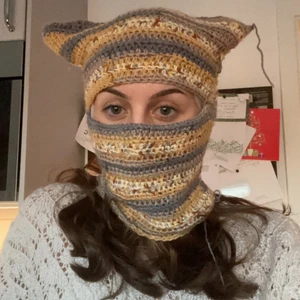 balaklava balaclava med öron  - ✨ Alla betalningar via swish ✨ alla priser inkluderar frakt inom sverige  allt är handgjort av mig personligen,   🦋kontakt mig här om något går sönder så lagar/fixar jag det gratis 🦋   material: melerat ullgarn passform: s/m/l   