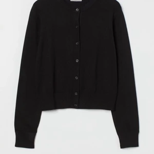 Finstickad kofta - Super skön finstickad kofta från hm i strl xs💗 Säljer pågrund av att den är inte kort i armarna för mig😭 kom privat om du e intresserad! nypris: 129kr