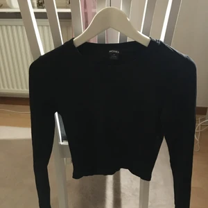 Tröja - Hej! Säljer en helt vanlig svart tröja som jag tyvärr har tröttnat på 🤍🤍 Den är i storlek M och använd ganska mycket, men ändå i bra skick. Något croppad. Skriv vid frågor eller intresse!! 🤍🤍