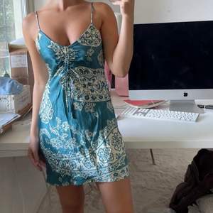 Säljer nu denna super fina klänning från zara! Klänningen är endast använd en gång, och är därför i väldigt bra skick! Buda❤️