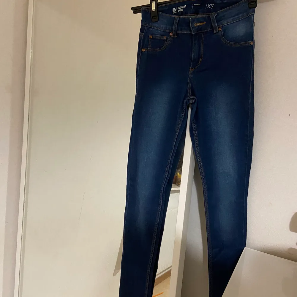 Ett par jeggins som aldrig blvit använda då jag äger så många, ser helt nya ut och väldigt fina, storlek XS men funkar även om man har S . Jeans & Byxor.
