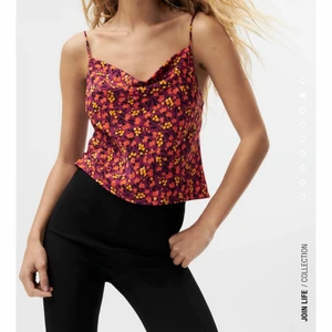 Blommig topp, zara  - Säljer denna sjuktsnygga blommiga topp från zara, den är i storlek Xs och är aldrig använd❤️ 