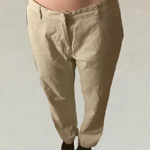 Lågmidjade beiga byxor - Lågmidjade beiga kostym/cargo byxor från adidas. Storlek w32l32 (hon på bilden är 177cm) Skriv om du har fler frågor, köparen står för frakt :)