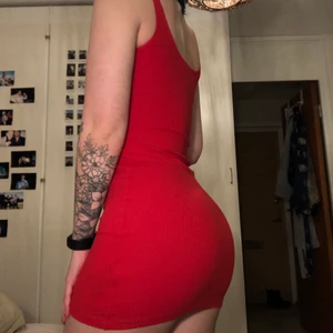 kort ribbad klänning - säljer denna söta korta ribbade klänning då den är lite liten på mig, skriv för fler bilder eller frågor💕