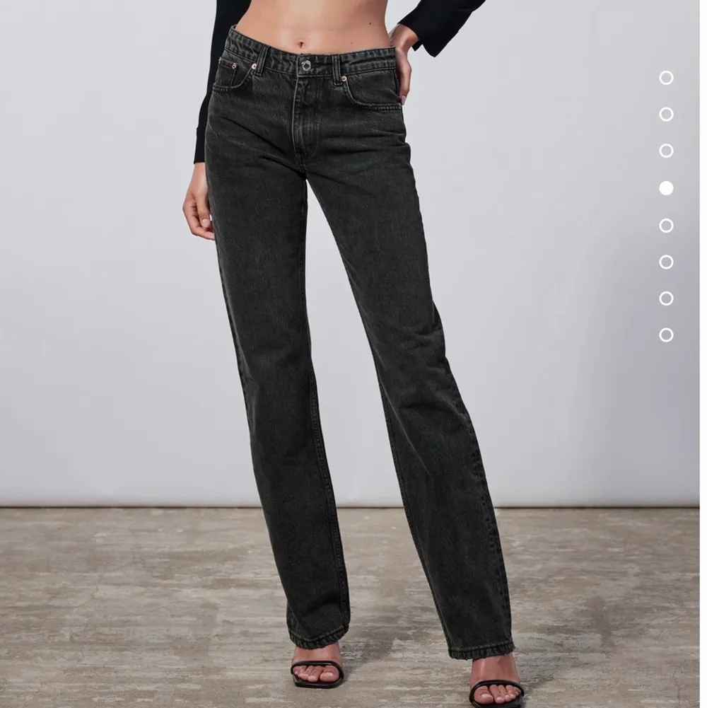 Säljer dessa slutsålda jättesnygga och trendiga jeans från Zara (ZW The Mid Waist Straight) då de tyvärr inte kommer till användning hos mig längre och är lite för små! VÄLDIGT sparsamt använda, kanske haft på de 3-4 ggr. De är i storlek 42 men skulle säga att de passar 40 jättenice också 💖. Jeans & Byxor.