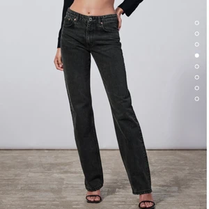 mid waist jeans - Säljer dessa slutsålda jättesnygga och trendiga jeans från Zara (ZW The Mid Waist Straight) då de tyvärr inte kommer till användning hos mig längre och är lite för små! VÄLDIGT sparsamt använda, kanske haft på de 3-4 ggr. De är i storlek 42 men skulle säga att de passar 40 jättenice också 💖