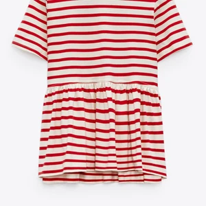 Rödrandig tröja zara - Jättepopulär tröja ifrån zara! Slutsåld på hemsidan! Använd ca 3 gånger! Säljer pga inte min stil!köpare står för frakt! 💕