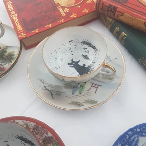 Harry Potter grymmen tekopp  - Fin vintage hand målad tekopp med motiv av grymmen från Harry Potter och fången från Azkaban. Koppen går naturligtvis att dricka ur och diska.  Perfekt till Harry Potter fans!   (kopparna är vintage och köpta secondhand:)