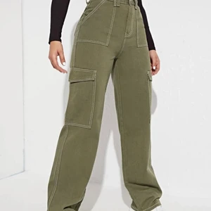 Miltärgröna jeans - Säljer dessa byxor! Aldrig använda bara testade och när jag testade dem var de allt för små för mig. Skulle säga att dem passar mer som S. Längden på dem är 114 cm och midja 75. (Midjan är de som gör att jag säljer dem, allt för smått)