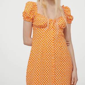 En superfin orange/vit blommig klänning från H&M. Storlek 36. Toppen skick! 