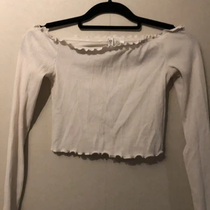 Söt topp - Söt topp i strlk S, säljes pga för liten och lite för ”ungdomlig” för en tant som mig. Använd fåtal gånger. 