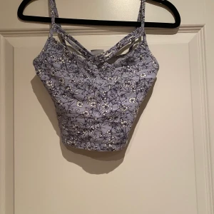 Somrig topp - Supersöt somrig topp!!🌸☀️ andvänd ett fåtal gånger. Storlek XS