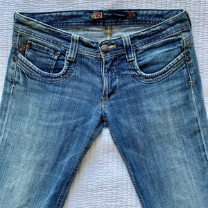 Oligo tissew lågmidjade jeans i storlek 26/32 - Ett par snygga jeans lågmidjade jeans som tyvärr blivit försmå, är dessutom 165 och är ganska bra i längden på mig, midjemått för er som vill veta är 86💓