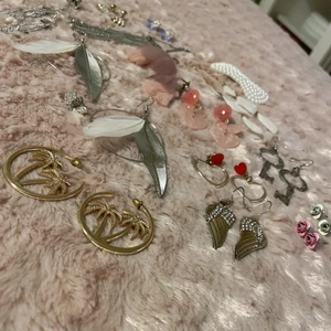 Örhängen till salu!  - Säljer alla örhängen som jag inte längre använder och de flesta av örhängerna har jag inte ens använt eftersom jag har så många att välja på. Säljer också min rosett klämma som är gjord av pärlor (Det gäller samma pris för klämman, 15 kr) Allt är i jätte bra skick! Pris: 1 för 15kr, 3 för 42, 5 för 70. 
