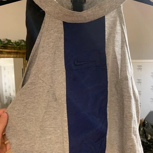 Snyggt halter Nike linne - Snyggt nike linne i halter modell. Köpt på beyond retro men säljer pga att den inte kommer till användning. Köparen betalar frakten!