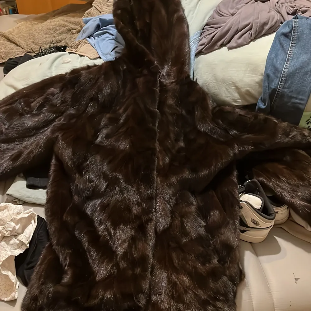 Hello I’m selling this really cute furry jacket since it doesn’t really fit my style anymore I don’t know exactly what design it is since I bought long time ago, but it says here on the tag ramme mink danskdesign, I’m a size s/m and it fits me perfectly, let me know if your interested :) ( i don’t know if the fur is real or not). Jackor.
